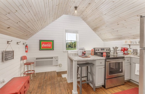 Bean Station Apartamento | Loft at the Country Store! Unique Southern Stay! 1bed, 1bath