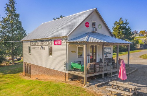 Bean Station Apartamento | Loft at the Country Store! Unique Southern Stay! 1bed, 1bath