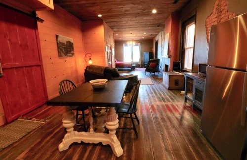 Walhalla Apartamento | Lofts Over Main- Walhalla Room