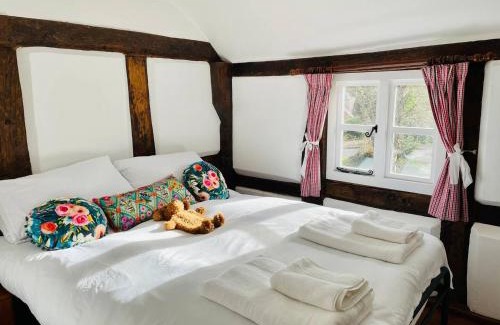 Whitbourne Casa | Log- burner, dog friendly- woodland views with walking trails and local pub on your doorstep! Popular walking trails nearby-Malvern Hills and the Brockhampton Estate- Peaceful village on the border of Hereford and Worcester