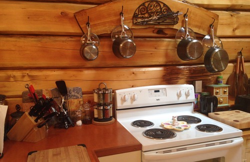 Roberts Creek Cabina | Cabaña de madera, brillante, lujoso, tranquilo. Ideal para parejas y familias con niños.