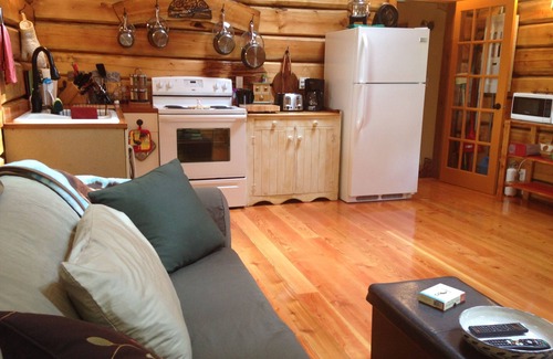 Roberts Creek Cabina | Cabaña de madera, brillante, lujoso, tranquilo. Ideal para parejas y familias con niños.