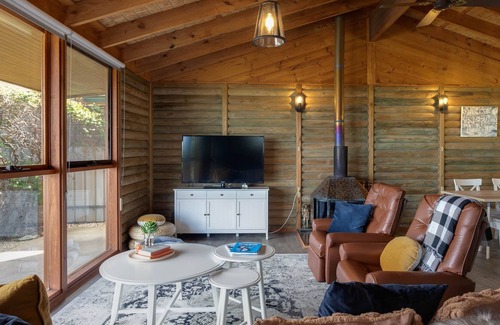 Encounter Bay Cabina | Log Cabin getaway, Fireplace, pet friendly