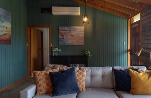 Encounter Bay Cabina | Log Cabin getaway, Fireplace, pet friendly