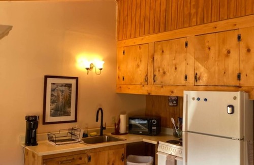 Goodsprings Cabina | Log Cabin near Las Vegas ~ East Bungalow