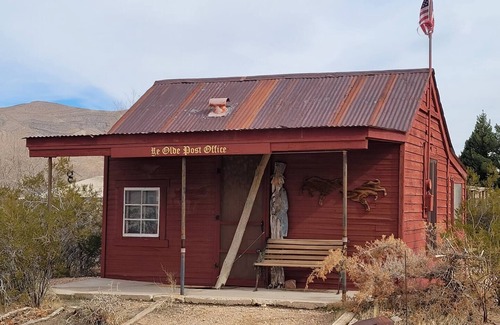 Goodsprings Cabina | Log Cabin near Las Vegas ~ East Bungalow