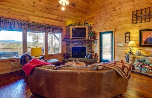 Murphy Cabina | LOG CABIN W/LONG-RANGE MOUNTAIN VIEWS! HUGE DECK W/FIRE PIT & GRILL. DISCOUNTS!
