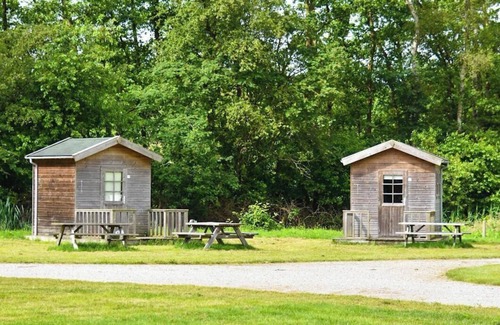 Vogelenzang Alquiler De RV | Log cabins are a basic accommodation if you don't want to rent an expensive hotel room or chalet. Ideal for cyclists, backpackers, and hikers.