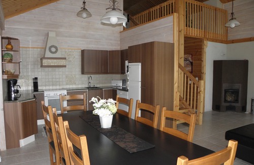Hattula Cabaña | Chalets de madera rolliza a la orilla de un lago grande