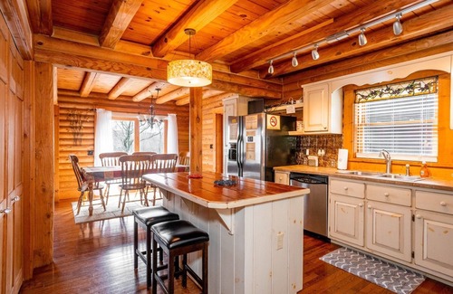 Draper Casa | INCREÍBLES vistas del lago Claytor - 4 Bedroom Gorgeous Log Home