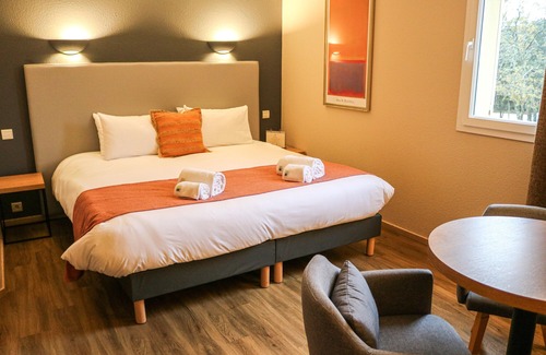 Grignan Hotel | Logis Hôtel La Bastide De Grignan & Restaurant "La Chênaie"