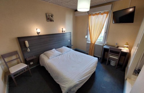 Saint-Medard-de-Guizieres Hotel | Logis Hotels - Le Saint Clément - Hotel Restaurant