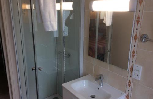 Sauzet Hotel | Logis Hotels- Auberge de la Tour - Hôtel et restaurant