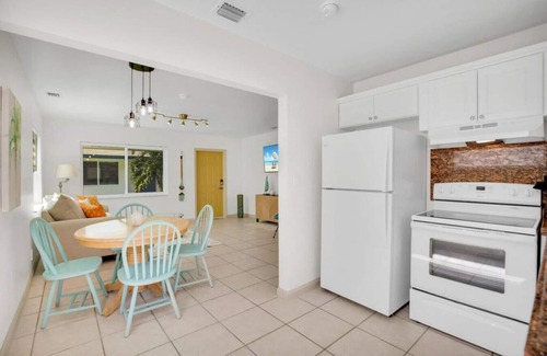 River Oaks Villa | LoKal Rental 2AB - Tropical Villa near Downtown