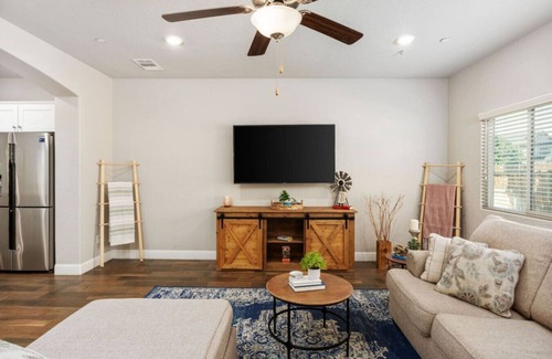 Clovis Casa | Loma Vista | Luxe Haven | EV Charger