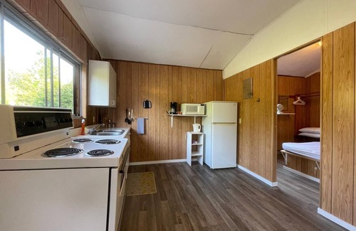 Hope Bay Cabina | Loon-Cedar Garden Cozy Cottage #4 for a relaxing retreat