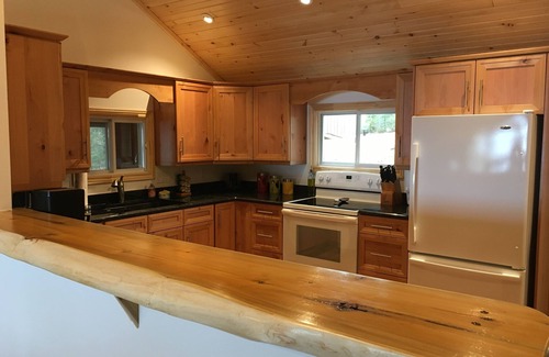 Killaloe Cabaña | Loon Lodge - Golden Lake (Cottage & Bunkie -Sleeps 8)