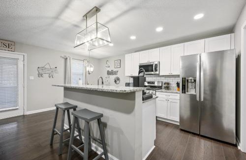 Cartersville Casa | Lots of Hot Spots & Activities Near This Townhome