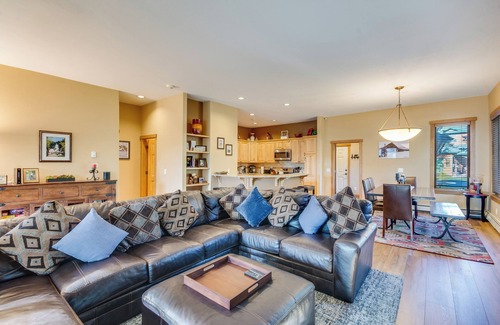 Steamboat Springs Casa | Lots of Light -Great Deck with Lounge Furniture & Firepit - Private Garage bring Bikes