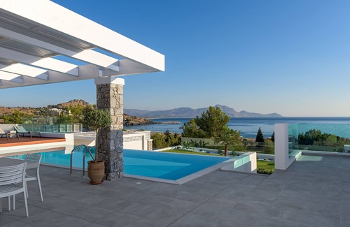 Vlicha Villa | RODAS DE LOUZOIA BAY VILLA