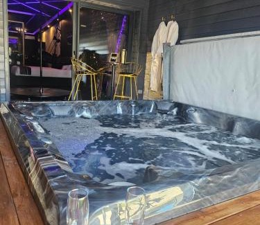 Miniac-Morvan Hotel | love room mes petits secrets miniac morvan avec jacuzzi privatif