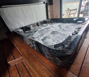 Miniac-Morvan Hotel | love room mes petits secrets miniac morvan avec jacuzzi privatif
