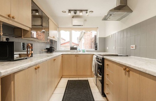 Ellesmere Port Casa | Lovely 3 Bed Home in Ellesmere Port - With Parking