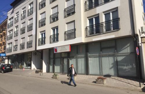 Kolovicë Apartamento | Lovely 3-bedroom rental unit with indoor fireplace