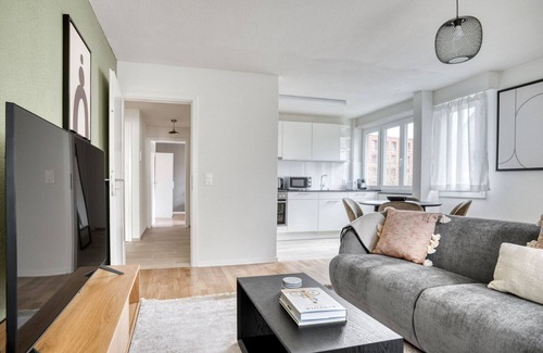 Altstetten Apartamento | Lovely Altstetten 3 Room w/ Storage & W/D, nr Local Market, by Blueground