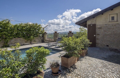 Monforte d'Alba Apartamento | Acogedor apartamento para 4 personas con piscina, WIFI y terraza, cerca de Alba