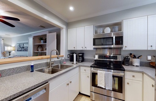 Demere Park Condominio | Lovely Condo in Gated Harbour Oaks walking distance to the Village