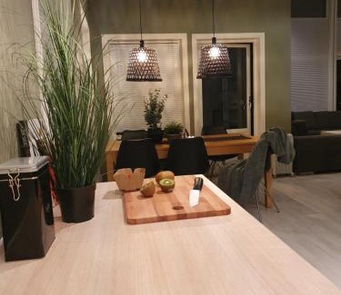 Steinsland Casa | lovely cottage by the sea with hot tub and sauna
