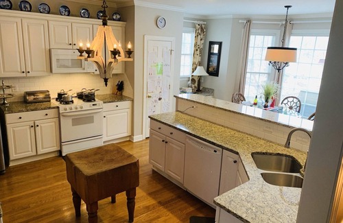 Jamestown Casa | Conveniente para el Coliseo, Centro Acuático, Colegios, Golf y recientemente actualizado