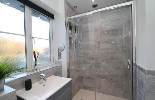 Rushmoor District Casa | Lovely house overlooking field with woodland walks