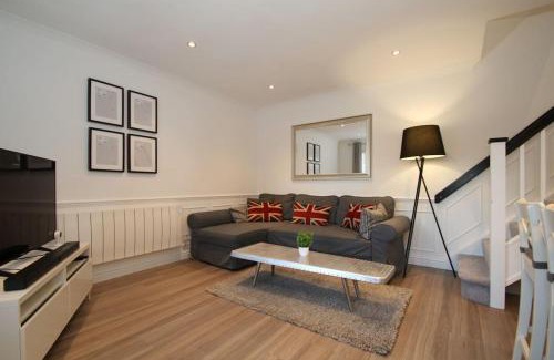 Rushmoor District Casa | Lovely house overlooking field with woodland walks