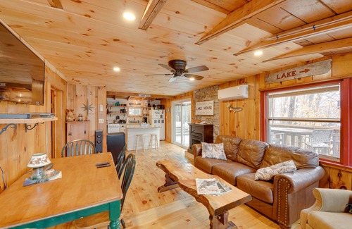 South Casco Cabina | Lovely Maine Cabin w/ Deck, Gas Grill & Fire Pit!