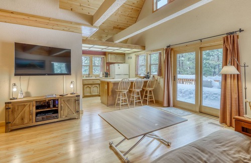 Truckee Chalet De Esquí | Cabaña de montaña apta para perros en los pinos con bañera de hidromasaje en el lugar y acceso a la piscina compartida