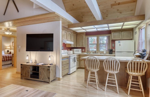 Truckee Chalet De Esquí | Cabaña de montaña apta para perros en los pinos con bañera de hidromasaje en el lugar y acceso a la piscina compartida