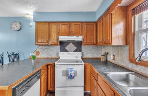 Wyoming Casa | Lovely PET FRIENDLY three bedroom in desirable Urbandale Location! by RedAwning