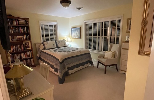 Moscow Cama Y Desayuno | Lovely queen room on quiet alpaca farm for 1-2 guests.