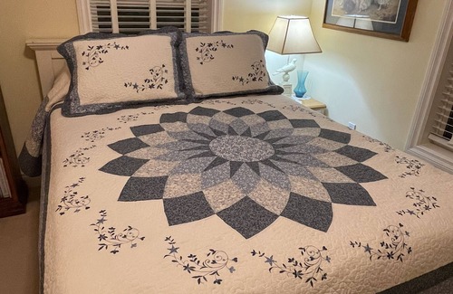 Moscow Cama Y Desayuno | Lovely queen room on quiet alpaca farm for 1-2 guests.