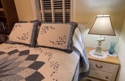 Moscow Cama Y Desayuno | Lovely queen room on quiet alpaca farm for 1-2 guests.