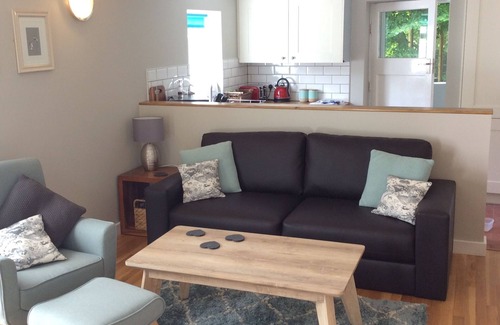 Alford Cabaña | Lovely riverside cottage in the grounds of a landmark watermill