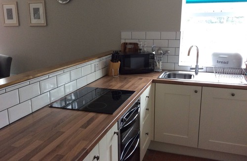 Alford Cabaña | Lovely riverside cottage in the grounds of a landmark watermill