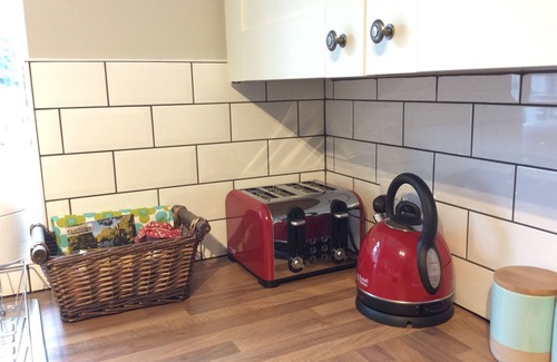 Alford Cabaña | Lovely riverside cottage in the grounds of a landmark watermill