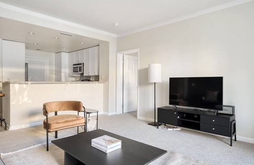 Central San Mateo Apartamento | Lovely San Mateo 2BR w/ Gym, Pool, Clubhouse & W/D, nr 101, by Blueground