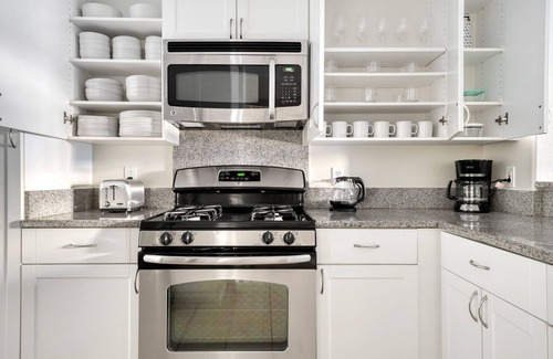 Central San Mateo Apartamento | Lovely San Mateo 2BR w/ Gym, Pool, Clubhouse & W/D, nr 101, by Blueground