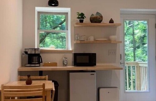 Kenilworth Apartamento | Lovely, serene studio apartment close to downtown and Biltmore Village.