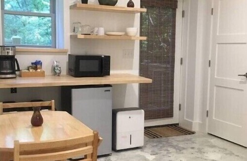 Kenilworth Apartamento | Lovely, serene studio apartment close to downtown and Biltmore Village.