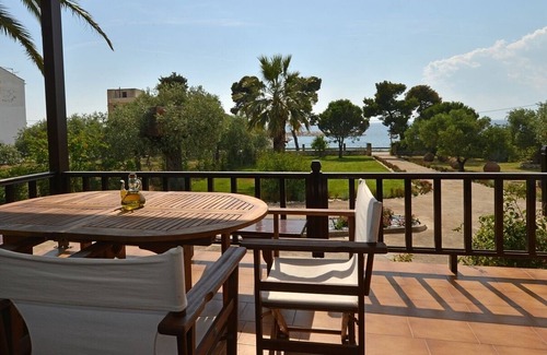 Skala Kallirachis Villa | Preciosa villa de Thassian con un gran jardín verde, hermosas vistas al mar, a solo 20 m de una playa de arena.